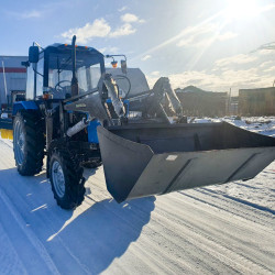 Трактор МТЗ Беларус 82.1 (машина дорожная МД.03)  с погрузчиком и щеткой